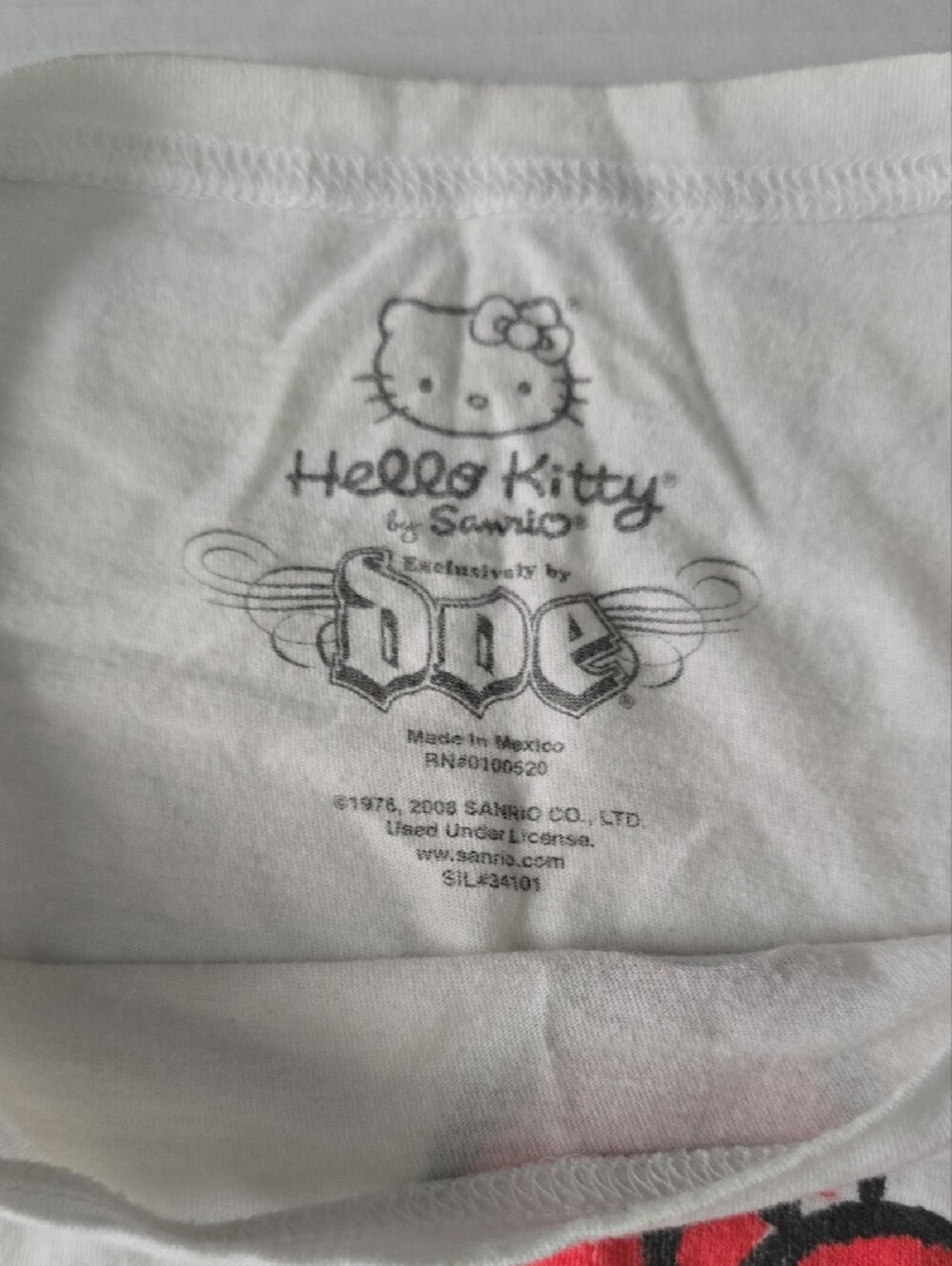 Vintage 2008 Hello Kitty by DOE Winking Big Face Graphic T-Shirt White - Picture 2 of 3